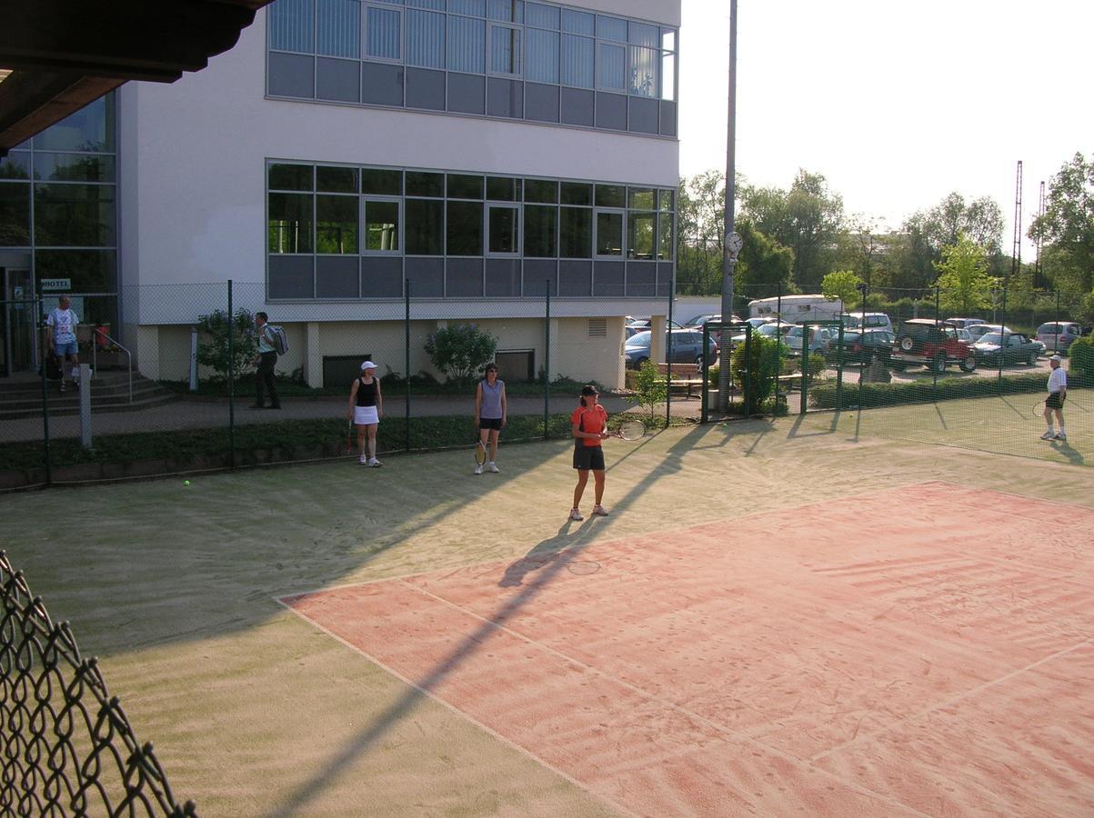 Sport Und Tagungshotel Kenzingen Exterior photo